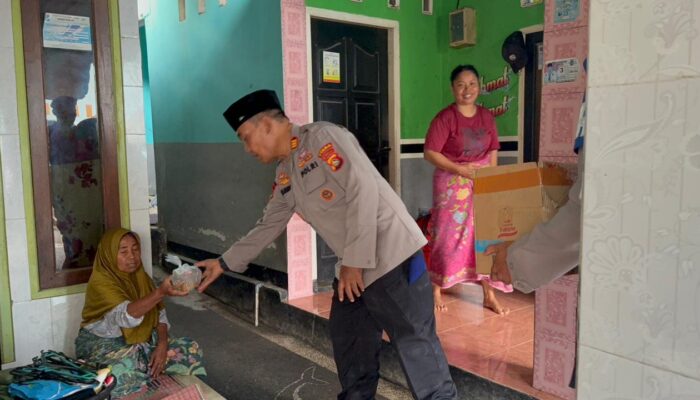 Ditpolairud Polda NTB Bagikan Takjil kepada Nelayan di Pantai Gading Mataram
