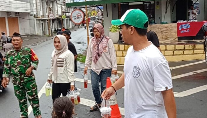 Sinergi Babinsa, Karang Taruna, dan PKK Berbagi