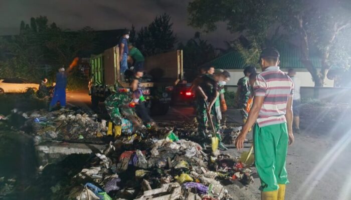 Sinergi TNI dan DLHK Bersihkan Sampah di Gunungsari