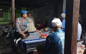 Lombok Barat, NTB - Dalam rangka memelihara situasi keamanan dan ketertiban masyarakat (Kamtibmas) yang kondusif, jajaran Kepolisian Sektor (Polsek) Lembar konsisten melaksanakan kegiatan rutin yang ditingkatkan melalui patroli dialogis. Langkah preventif ini menyasar sejumlah titik rawan dan area pemukiman padat penduduk guna mengantisipasi potensi tindak kriminalitas maupun gangguan sosial lainnya di wilayah hukum Polres Lombok Barat. Pada Senin malam, 09 Maret 2026, intensitas pengamanan difokuskan di kawasan perumahan dan titik kumpul warga, khususnya di Dusun Baru Samban, Desa Lembar Selatan, Kecamatan Lembar. Kegiatan yang dimulai pada pukul 23.00 WITA ini melibatkan personel piket yang terjun langsung menyapa masyarakat guna memberikan rasa aman di tengah waktu istirahat malam. Komitmen Polri dalam Menjamin Keamanan Masyarakat Kapolres Lombok Barat, Polda NTB, AKBP Yasmara Harahap, S.I.K., M.Si., melalui Kapolsek Lembar, Ipda Ruslan, S.H., menegaskan bahwa patroli KRYD (Kegiatan Rutin Yang Ditingkatkan) merupakan instrumen penting bagi kepolisian untuk mendeteksi dini potensi gangguan keamanan. Kehadiran polisi di lapangan pada jam-jam rawan diharapkan mampu mempersempit ruang gerak pelaku kejahatan, seperti pencurian dengan pemberatan (Curat), pencurian dengan kekerasan (Curas), dan pencurian kendaraan bermotor (Curanmor). "Kami terus berkomitmen untuk hadir di tengah masyarakat, terutama pada jam istirahat malam, guna memastikan tidak ada celah bagi gangguan keamanan. Melalui patroli dialogis ini, personel kami tidak hanya sekadar melintas, tetapi juga membangun komunikasi dua arah dengan warga yang masih beraktivitas di luar rumah," ujar Ipda Ruslan, S.H. dalam keterangannya. Beliau menambahkan bahwa stabilitas keamanan di wilayah Lembar merupakan prioritas utama, mengingat wilayah ini juga menjadi salah satu gerbang penting transportasi di Kabupaten Lombok Barat. Dengan terciptanya situasi yang aman, masyarakat dapat beraktivitas dan beristirahat tanpa diselimuti rasa khawatir. Pelaksanaan Patroli Dialogis dan Himbauan Kamtibmas Operasi malam tersebut dilaksanakan secara mobile oleh tim yang terdiri dari Aipda I Wayan Sandiarta, Aipda I Gede Sadar, dan Brigadir Jumawan Hadi. Para personel menyisir jalanan desa hingga masuk ke area perumahan di Dusun Baru Samban. Dalam pelaksanaannya, petugas menemukan beberapa kelompok pemuda dan warga yang masih berkerumun di pos ronda maupun di pinggir jalan. Alih-alih memberikan tindakan represif, petugas mengedepankan pendekatan humanis melalui dialog. Petugas memberikan edukasi mengenai pentingnya menjaga kewaspadaan lingkungan secara mandiri dan saling mengingatkan antar tetangga jika melihat hal-hal yang mencurigakan. "Kami menghimbau masyarakat yang masih berkumpul untuk selalu menjaga kamtibmas guna antisipasi hal-hal yang merugikan serta mengganggu stabilitas keamanan. Kami juga mengingatkan agar warga tetap waspada terhadap kendaraan bermotor yang diparkir dan memastikan pintu rumah sudah terkunci dengan benar sebelum beristirahat," ungkap Ipda Ruslan menyampaikan arahan personel di lapangan. Edukasi semacam ini dinilai efektif karena masyarakat merasa dirangkul sebagai mitra kepolisian dalam menjaga keamanan lingkungan. Respon masyarakat di Desa Lembar Selatan pun sejauh ini sangat positif terhadap kehadiran petugas patroli di wilayah mereka. Hasil Pemantauan Wilayah Hukum Polsek Lembar Berdasarkan laporan hasil kegiatan yang berlangsung hingga dini hari tersebut, situasi di wilayah Dusun Baru Samban dan sekitarnya terpantau dalam keadaan aman, lancar, dan kondusif. Tidak ditemukan adanya kejadian menonjol maupun gangguan nyata yang meresahkan warga. Arus lalu lintas di seputaran wilayah hukum Polsek Lembar juga dilaporkan tetap terkendali. Pihak kepolisian berharap agar sinergitas antara Polri dan masyarakat terus diperkuat melalui pengaktifan kembali sistem keamanan lingkungan (Siskamling) di tingkat dusun. Dengan adanya kerja sama yang solid, segala bentuk potensi konflik maupun tindak pidana dapat dicegah lebih awal. Patroli KRYD ini dipastikan akan terus berlanjut secara rutin dengan jadwal dan sasaran lokasi yang dinamis mengikuti perkembangan situasi di lapangan.