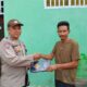 Bhabinkamtibmas Polsek Sanggar Bagikan Perlengkapan Sholat Bagi Warga Binaannya