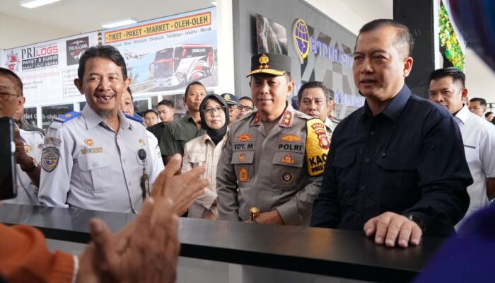 Kapolda NTB Bersama Forkopimda Pantau Arus Mudik di Terminal Mandalika, Pastikan Keamanan Penumpang