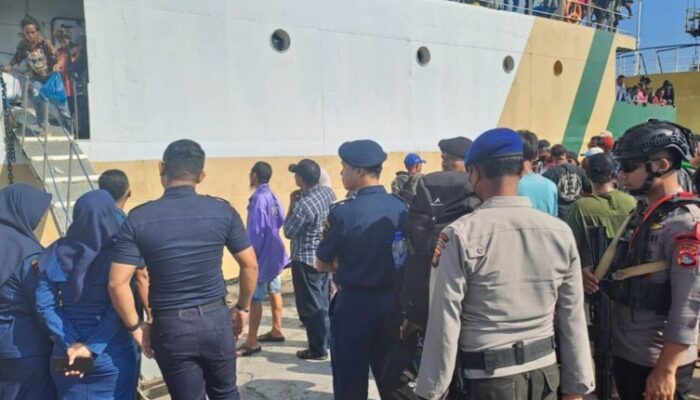 Personel Ops Ketupat Rinjani 2026 Amankan Kedatangan Kapal Perintis Tol Laut Sabuk Nusantara 79 di Pelabuhan Bima