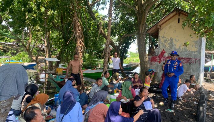 Kapal Polisi XXI-2014 Amankan Objek Wisata Pantai Nangamiro Dompu Saat Libur Lebaran
