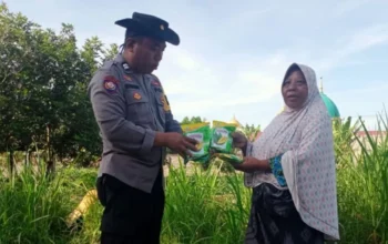 Cara Bhabinkamtibmas Lombok Barat Jaga Stok Pangan