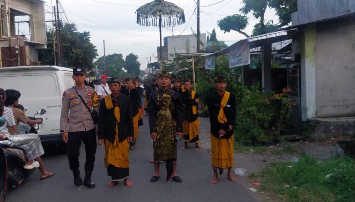 Bhabinkamtibmas Kawal Adat Nyongkolan di Terara, Pastikan Lalu Lintas Tetap Lancar