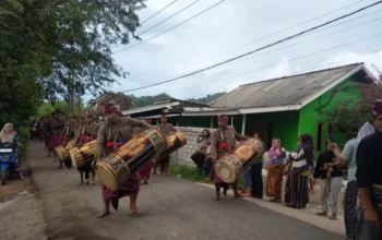 Kawal Tradisi Sasak, Personel Polsek Sekotong Berhasil Amankan Rombongan Nyongkolan dari Praya