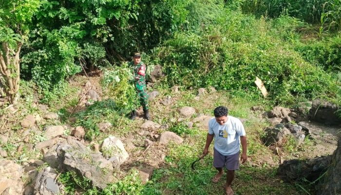 Babinsa Pimpin Aksi Bersih Sungai Sambut Pembangunan Jembatan