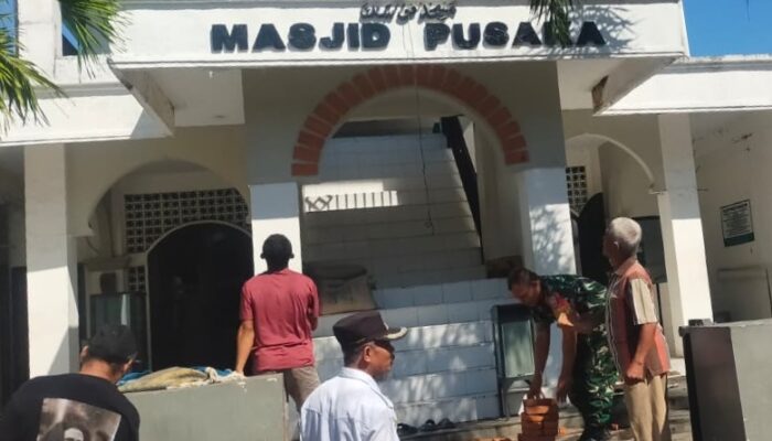 Gotong Royong Babinsa dan Warga Perbaiki Masjid Pusaka