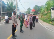 Jaga Keamanan Tradisi, Personel Polsek Lembar Amankan Prosesi Nyongkolan di Jalur Lintas Kabupaten