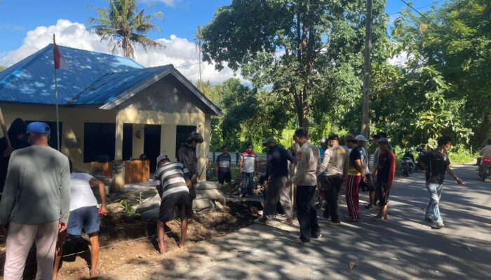 Pererat Sinergi, Polsek Sape Bersama Warga Bangun Pagar Pospol Lamere