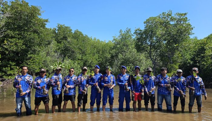 Sahabat Polairud NTB Beraksi: Tanam Mangrove dan Bersih Pantai di Poto Tano