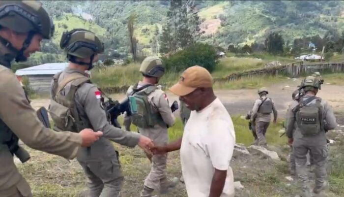 Satgas Damai Cartenz Gelar Patroli Humanis dan Pelayanan Kesehatan di Sinak