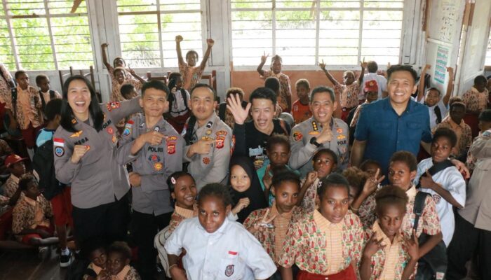 Hadirkan Keceriaan dan Edukasi Bagi Siswa, Satgas Damai Cartenz Gelar Bakti Sosial di SD Negeri Pomako 1