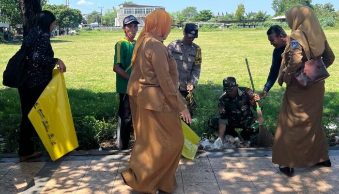 Sinergi Aparat Tertibkan PKL di Depan Sekolah Dasar