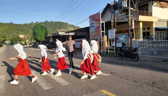 Wujudkan Kamseltibcarlantas, Personel Polsek Rhee Laksanakan Giat Rawan Pagi di Depan SDN Rhee Beru