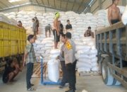 Polsek Gerung Kawal Distribusi Jagung Petani ke BULOG