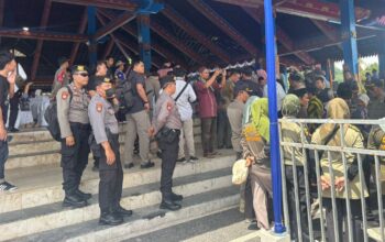 Pastikan Jalur Steril, Sat Samapta Polres Lombok Barat Kawal Iring-iringan Bus Jamaah Haji Hingga Jalan Lingkar