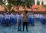 KAPOLSEK DOMPU JADI PEMBINA UPACARA DAN SERAHKAN PENGHARGAAN SISWA BERPRESTASI DI SMKN 1 DOMPU
