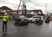 Polsek Batulayar Atur Lalu Lintas di Simpang 3 Montong