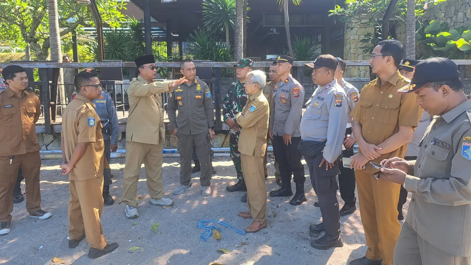 Pengawalan Ketat Polsek Batulayar dalam Sosialisasi Penataan Kawasan Wisata Pantai Senggigi