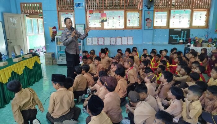 1.	Personel Polsek Selong Laksanakan Penyuluhan di SDN 1 Rakam