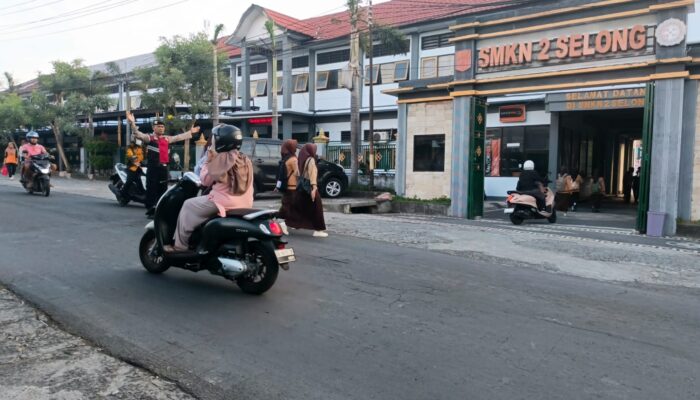 Personel Polsek Sukamulia Laksanakan Giat Rawan Pagi Dan Pengaturan Arus Lalu Lintas Di Depan Smkn 2 Selong