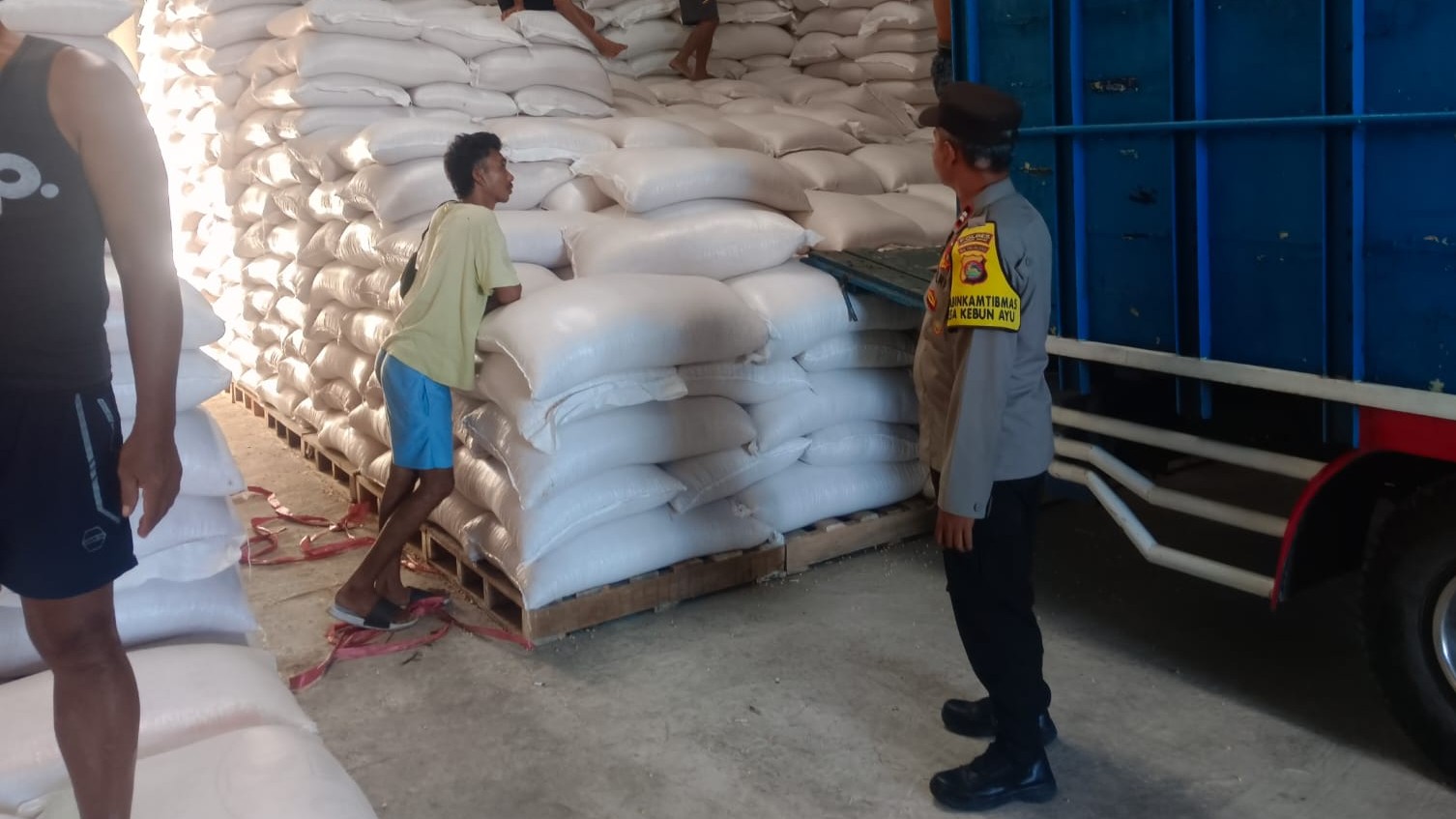 Polri Kawal Distribusi Jagung Petani di Lombok Barat
