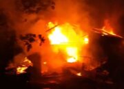 Kebakaran Dini Hari di Sarata, Personel Gabungan Polres Bima Kota Sigap Bertindak