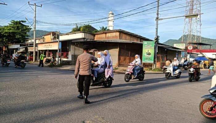Polsek Pemenang Laksanakan Rawan Pagi di Simpang Empat Pemenang, Arus Lalu Lintas Aman dan Lancar
