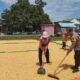 Bhabinkamtibmas Polsek Kempo Turun Langsung Bantu Petani Pasca Panen Jagung