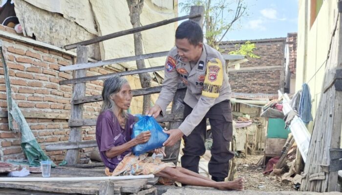 Sentuhan Humanis, Bhabinkamtibmas Polres Bima Kota Bagikan Sembako kepada Disabilitas dan Lansia
