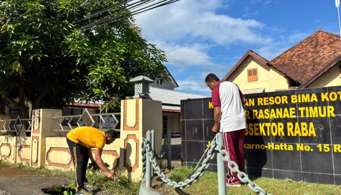 Personel Polsubsektor Raba Polres Bima Kota Laksanakan Manajemen Kebersihan Lingkungan Mako