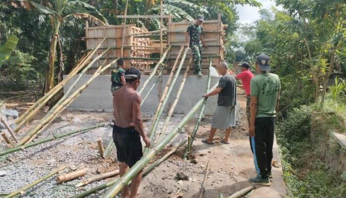 Pemasangan Bambu Jadi Tahap Krusial Jembatan Garuda