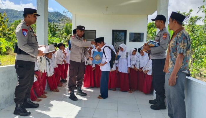 Sentuh Jantung Pendidikan Desa, Polres Lombok Barat Salurkan Buku Ensiklopedi untuk Anak-Anak Lembar