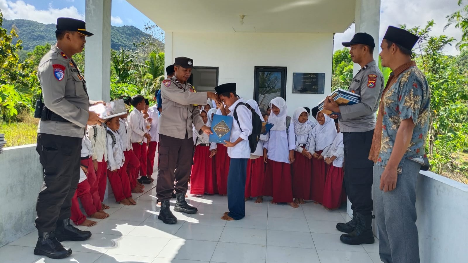 Bukan Sekadar Seremonial, Program Polri Peduli Budaya Literasi Sasar Taman Bacaan di Lombok Barat