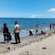 Bhabinkamtibmas Desa Labuhan Haji Monitoring dan Sambang Wisata Pantai, Imbau Pengunjung Jaga Keamanan dan Kebersihan