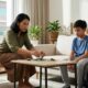 Terlalu Sering Membantu Anak? Hati-hati, Efek Sampingnya Bisa Fatal Bagi Mental Mereka!
