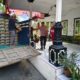 Bhabinkamtibmas Desa Bonjeruk Monitoring Kedatangan Bantuan Pangan Minyak Goreng