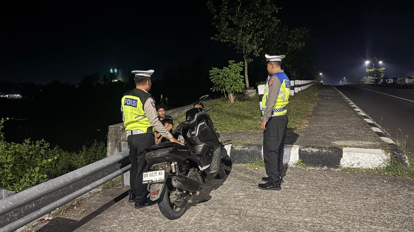 Cegah Kriminalitas Malam, Polres Lobar Gelar Patroli Blue Light