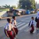 Melayani Dengan Hati, Rawan Pagi Satlantas Polres Bima Kabupaten Bantu Sebrangkan Anak Sekolah