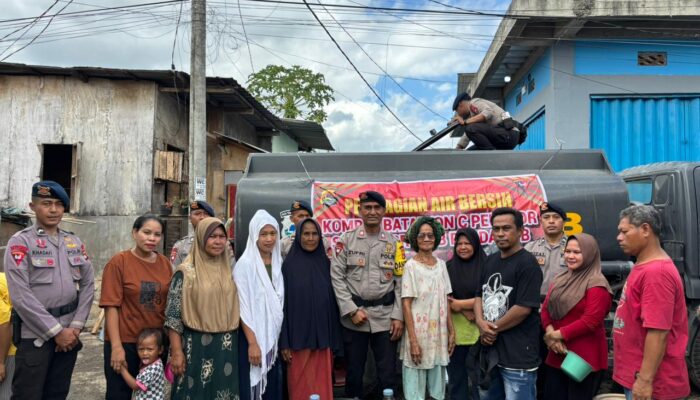 Respon Cepat Kebutuhan Warga, Sat Brimob Polda NTB Salurkan Bantuan Air Bersih di Kota Bima