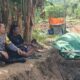 Bhabinkamtibmas Polres Bima Kota Sambangi Pengerajin Bata, Sampaikan Imbauan Kamtibmas dan Sosialisasi Call Center 110