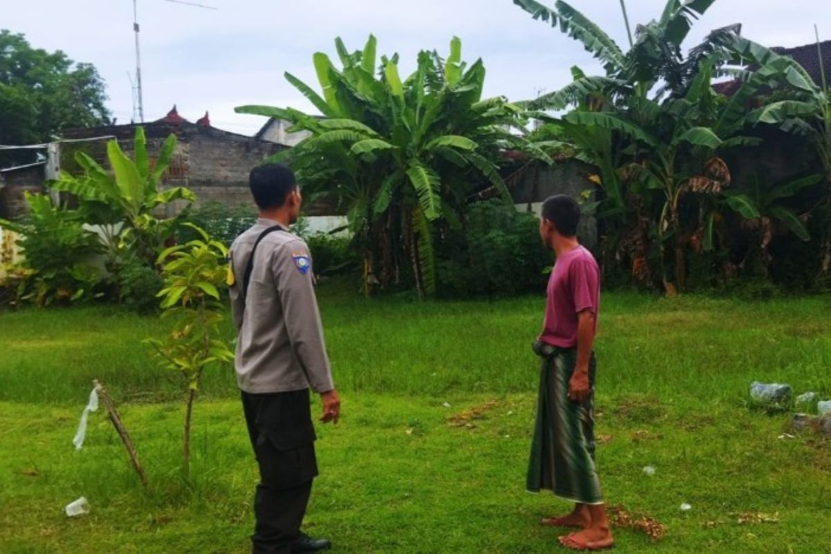 Polsek Batulayar Ajak Warga Senteluk Manfaatkan Lahan Kosong untuk Ketahanan Pangan