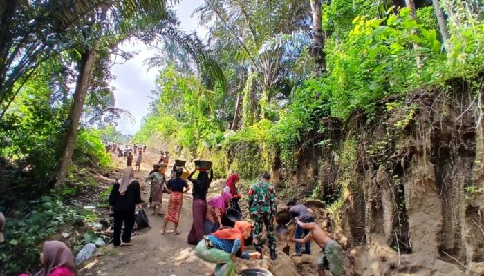 Babinsa dan Warga Bersatu Selamatkan Jalan Tergerus Hujan