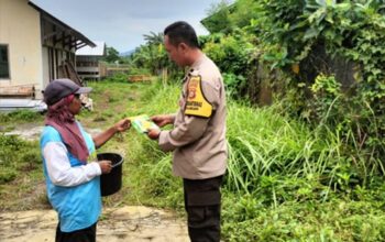 Aksi Nyata Bhabinkamtibmas Labuapi Ajak Warga Manfaatkan Lahan Pekarangan untuk Pangan Mandiri