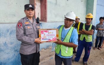 Polsek Kawasan Pelabuhan Lembar Beri Paket Sembako bagi Warga Miskin
