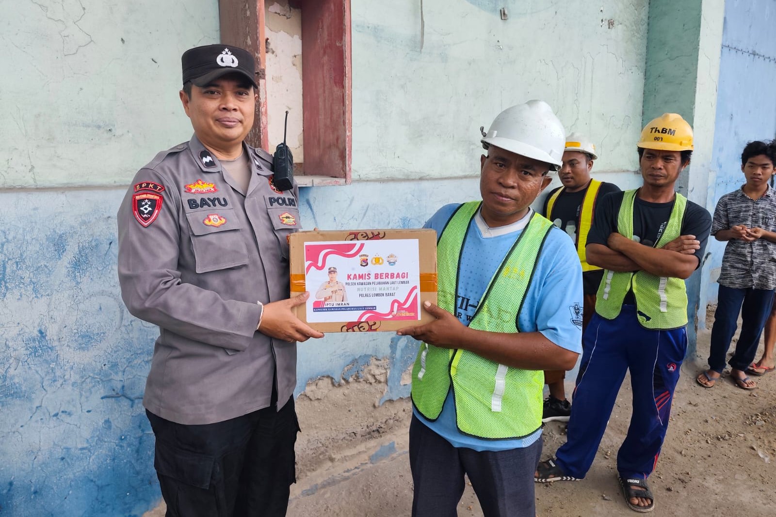 Polsek Kawasan Pelabuhan Lembar Beri Paket Sembako bagi Warga Miskin