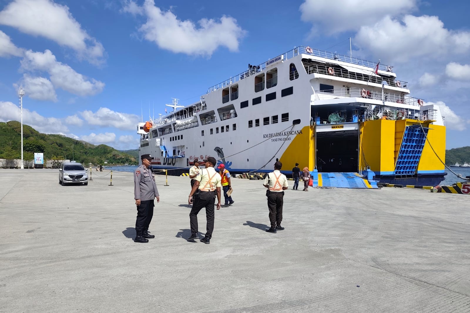 Sinergi Polsek Pelabuhan Lembar Amankan Penyeberangan Rute Surabaya