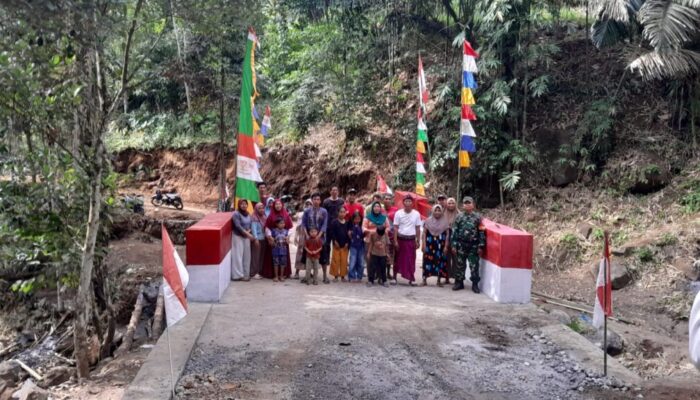 Jembatan Merah Putih Satukan Asa Warga Desa Rempek